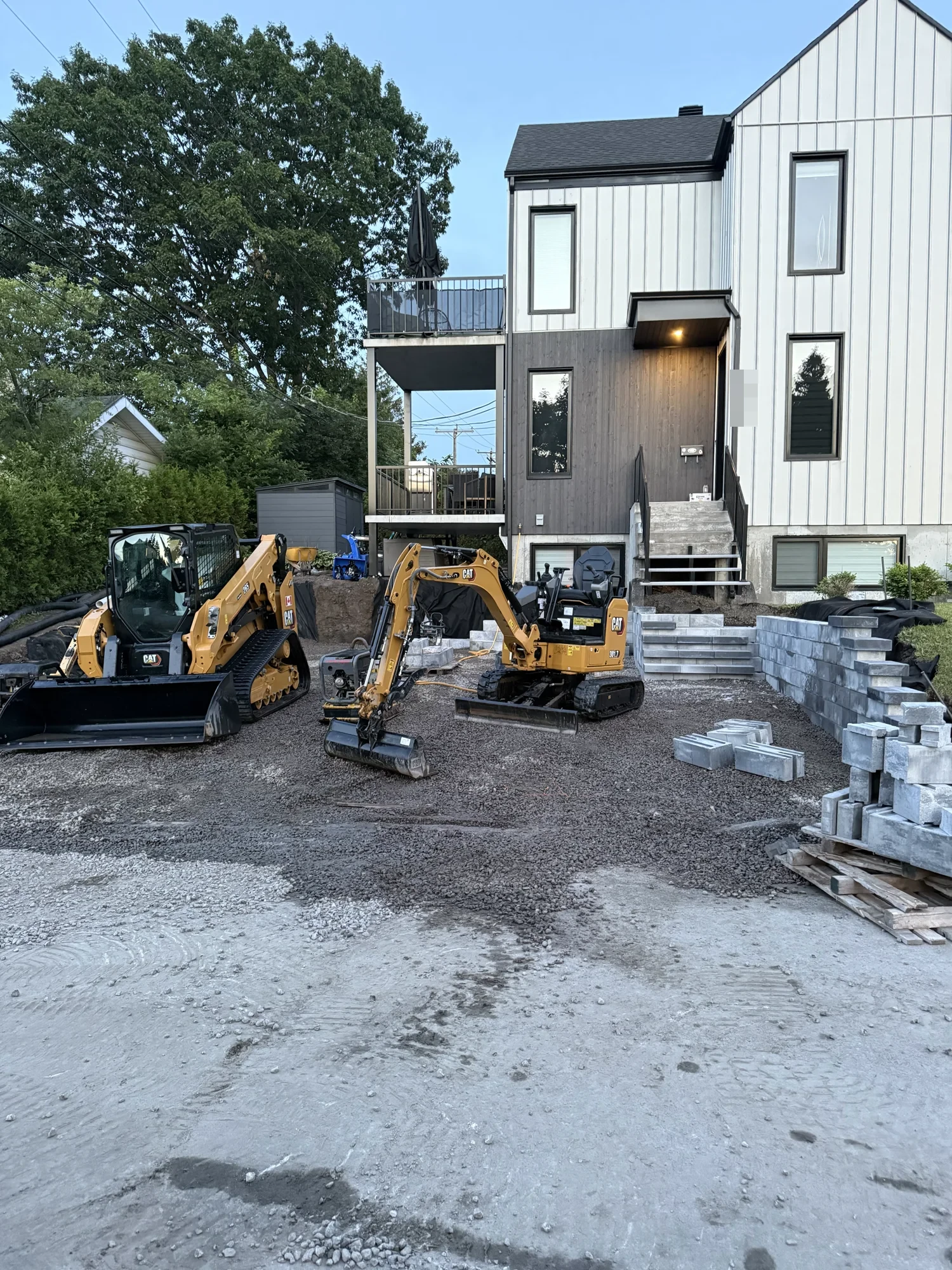 Avant : préparation du terrain, machinerie devant la maison